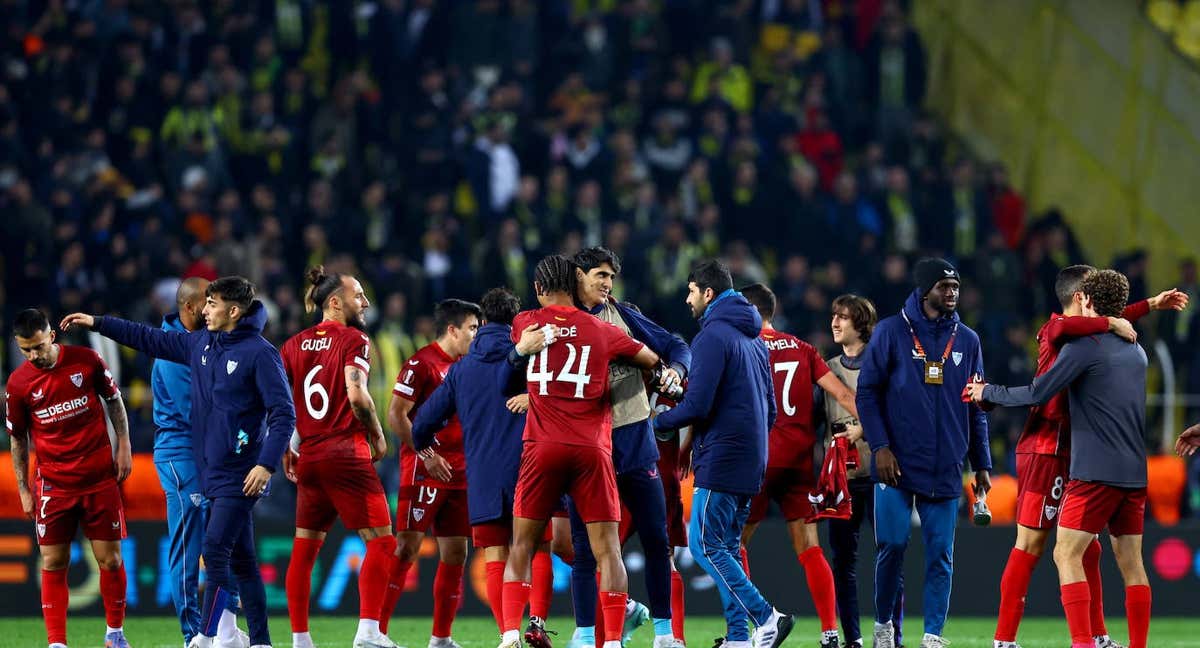 Los jugadores del Sevilla, tras un partido europeo.