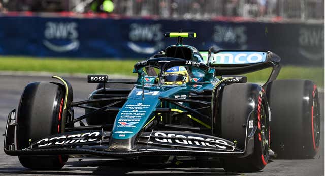 Fernando Alonso se da una alegría y lidera unos húmedos Libres
