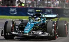 Fernando Alonso se da una alegría y lidera unos húmedos Libres