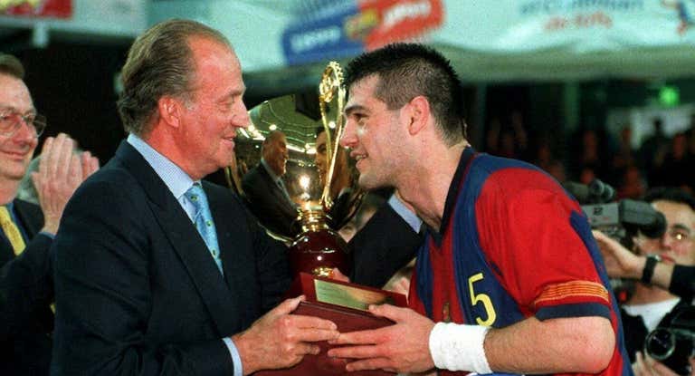 El Rey Emérito Juan Carlos le entrega la Copa de Europa de 1999 a Enric Masip.