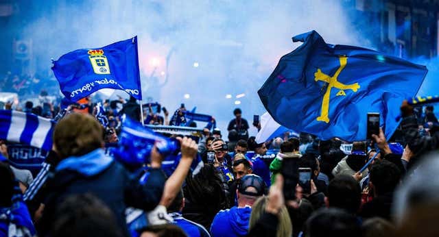 Los 1.500 aficionados del Oviedo que se desplazaron a Eibar sin entrada demuestran la ilusión de la ciudad: “La gente está como loca”