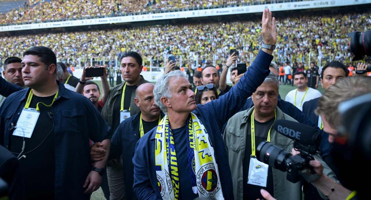 Mourinho, en su presentación con el Fenerbahce. /AFP