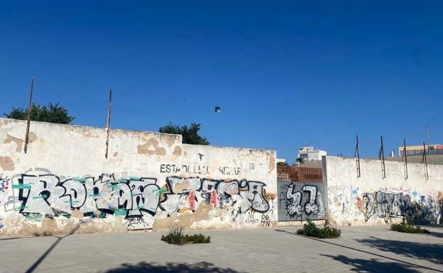 Uno de los muros que aún se mantienen del antiguo estadio del Mallorca.  LETICIA G. VILAMEA