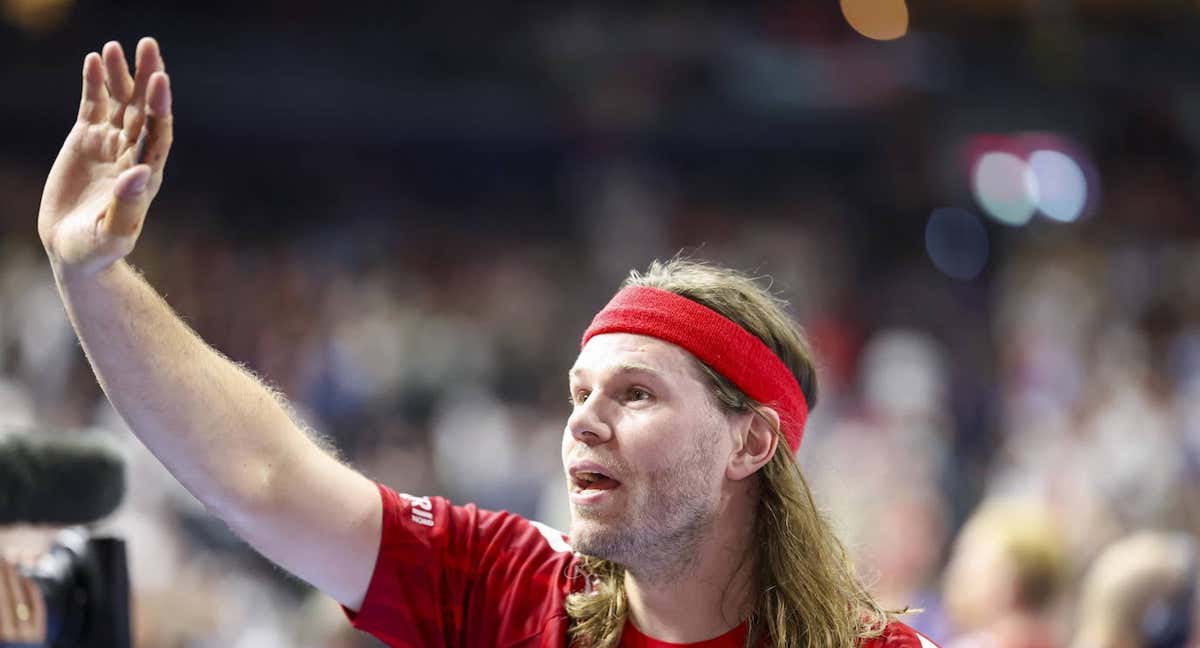 Mikkel Hansen (36) saluda a la afición del Aalborg tras meterse en la final. /EFE / C. NEUNDORF