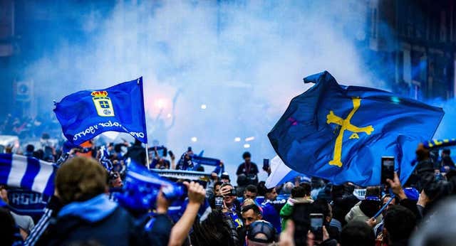 Un «vamos a ciegas» en el espectacular recibimiento al Oviedo que le empuja hacia el ascenso: «¡Estamos en llamas!»