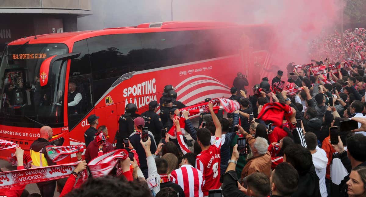 Aficionados del Sporting reciben al autobús del equipo en las inmediaciones de El Molinón. /