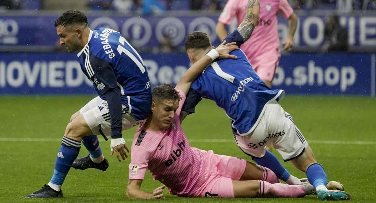 Acción de juego en el Oviedo 0-0 Eibar. /EFE