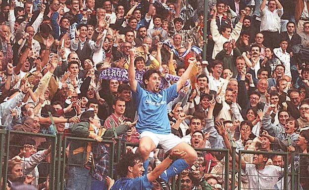 Carlos Muñoz celebrando un gol con el Oviedo.  REAL OVIEDO