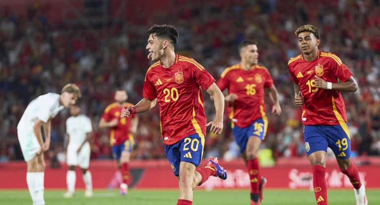 Pedri celebra uno de sus dos goles a Irlanda del Norte en Mallorca.