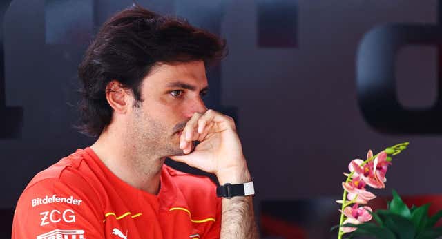 Mercedes fulmina la opción Carlos Sainz, al que siguen tentando desde Williams: «Le hemos dicho que nuestro futuro son los jóvenes»