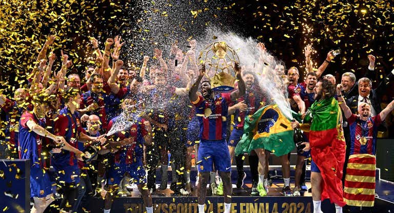 Laporta, a la derecha de la imagen, en la entrega de la duodécima Champions del Barça.