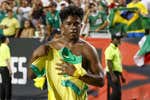 Endrick da la victoria a Brasil entre gritos homófobos y lo celebra 'a lo Messi'