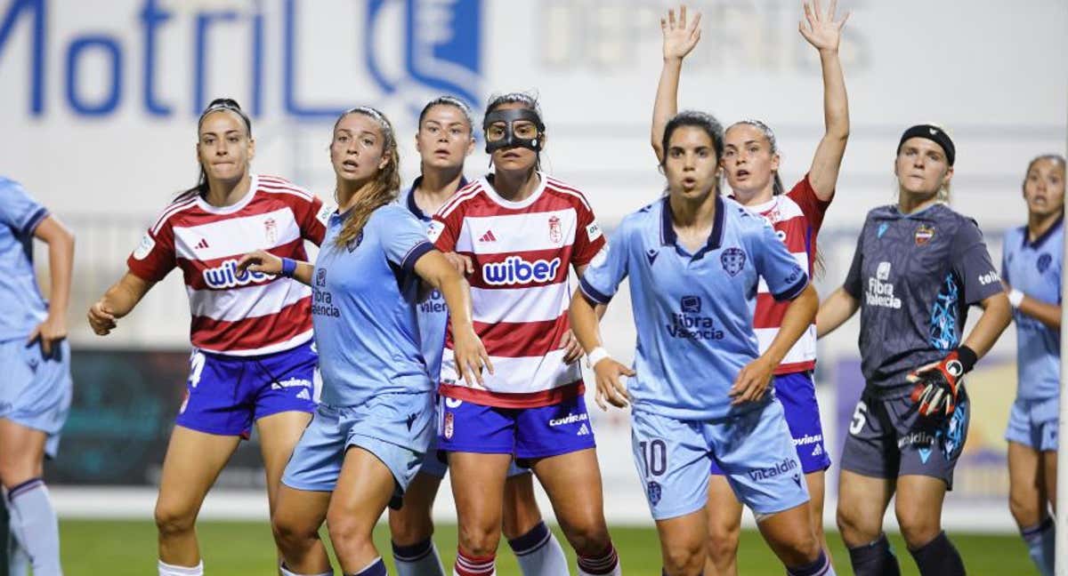 Las jugadoras del Levante y del Granada en un córner. /LALIGA