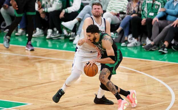 Jayson Tatum no está fino de cara al aro, pero su presencia es clave para los Celtics.  REUTERS
