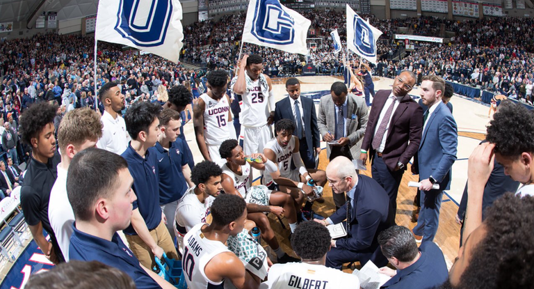 Dan Hurley en un partido con Uconn