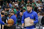 Ni un triple parte médico pudo frenar a Doncic: exhibición ante los Celtics con dolores, vendajes y protecciones por todo el cuerpo