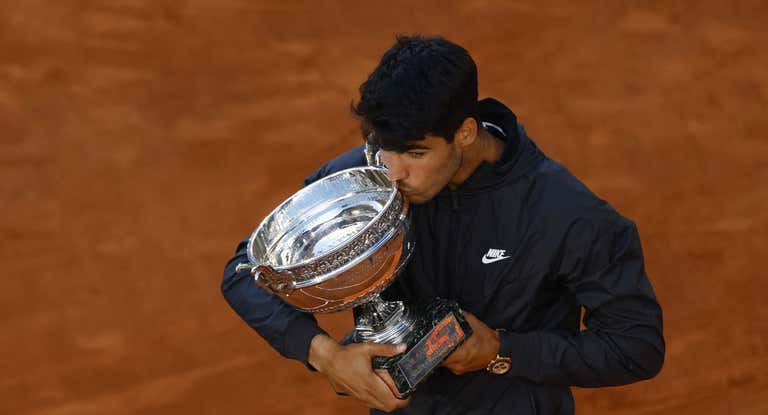 Carlos Alcaraz besa la copa de campeón de Roland Garros tras vencer en la final a Alexander Zverev.