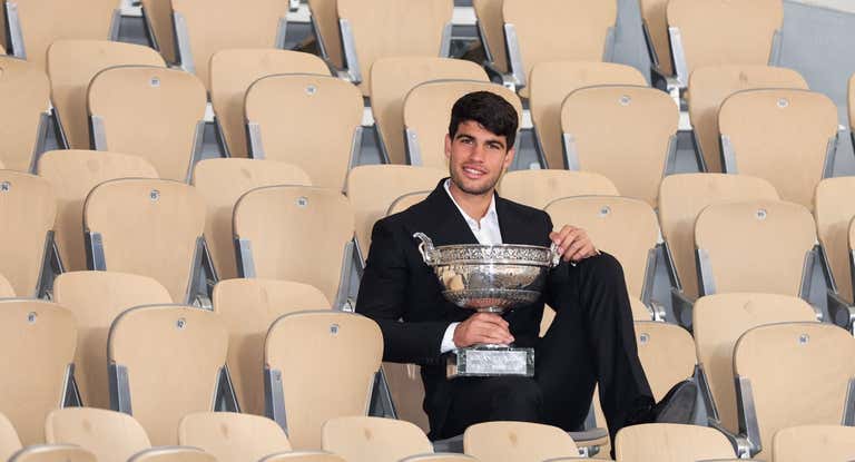 Carlos Alcaraz posa con la Copa de los Mosqueteros en el estadio Philippe Chatrier de Roland Garros.