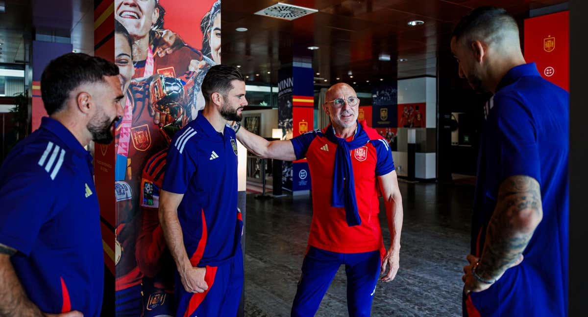 De la Fuente recibe a Carvajal, Nacho y Joselu en su llegada a la concentración. /RFEF