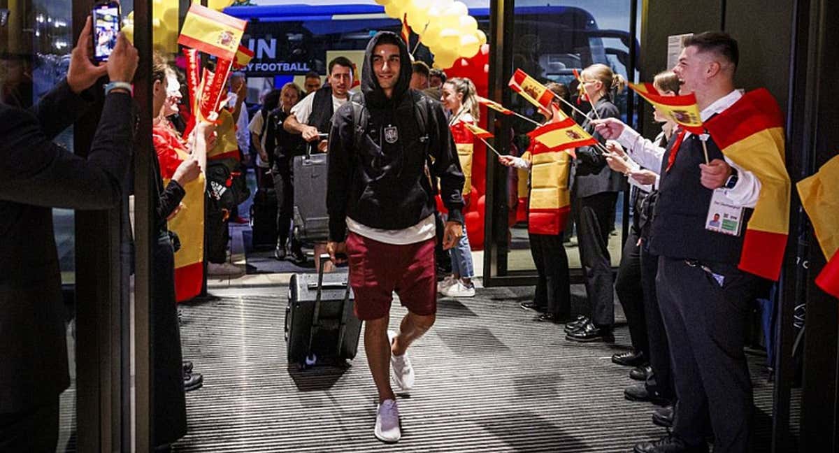 Ferran, a la entrada en el hotel de concentración de la Selección en Alemania, liderando la expedición.