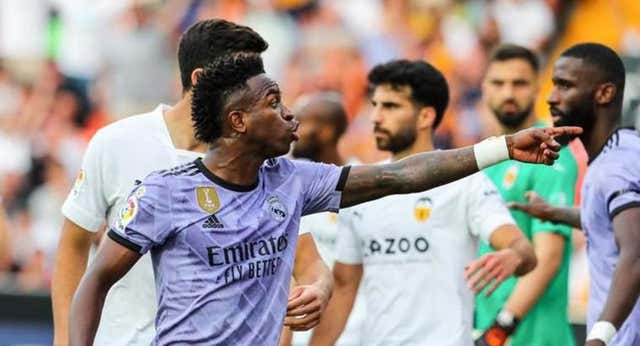 Ocho meses de cárcel para tres seguidores del Valencia por insultos racistas a Vinicius en Mestalla