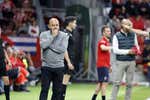 La insólita roja a Sergi Gómez en el Sporting-Espanyol por pedir «cabeza» a una grada que lanzó al banquillo una botella de cristal
