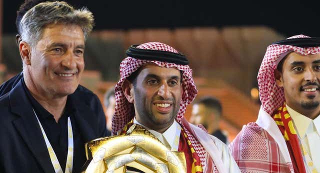 Míchel renueva hasta 2025 y recibe los primeros refuerzos para competir con los grandes de Arabia