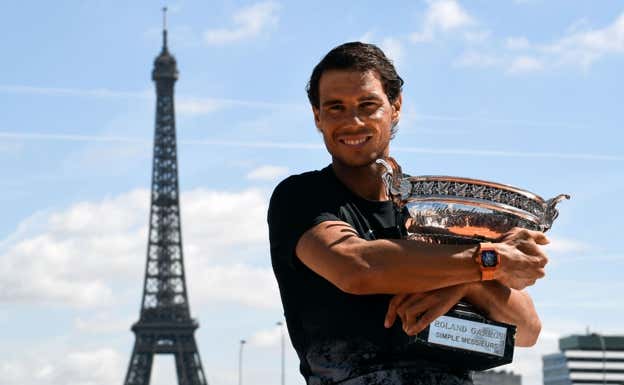 Nadal posa con la copa delante de la Torre Eiffel en 2017.  AFP PHOTO / CHRISTOPHE SIMON