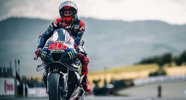 Las horas bajas de Yamaha provocan problemas en los antebrazos a sus dos pilotos