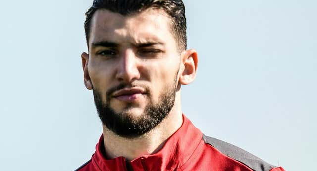 Rafa Mir deberá buscar otras opciones: Al Valencia no le encaja su salario
