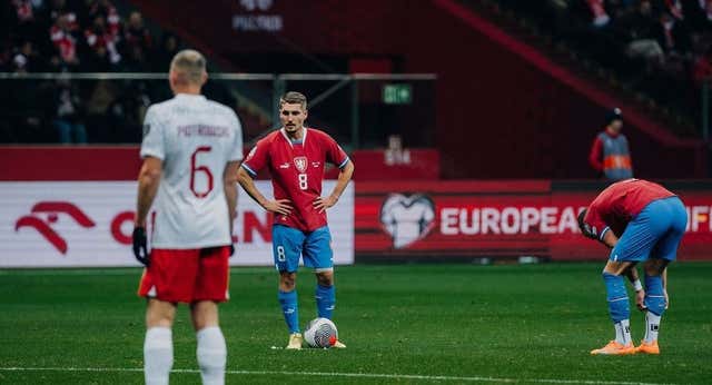 Una contradicción, 40 puntos de sutura y una caída en triciclo dejan sin Eurocopa a Sadilek