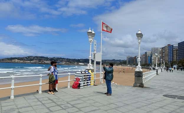 Aficionados del Espanyol en la playa de San Lorenzo.  RELEVO