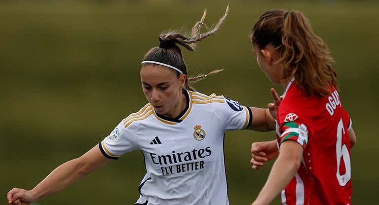 Athenea del Castillo y Oguiza, jugadoras de Real Madrid y Athletic, durante un partido de Liga F.