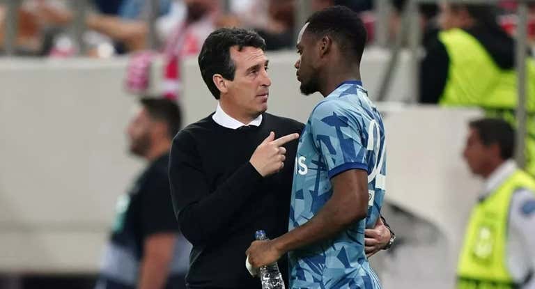 Unai Emery da instrucciones a su delantero Jhon Durán.