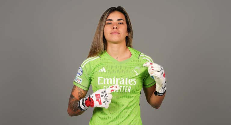 Misa Rodríguez posa con la camiseta del Real Madrid.