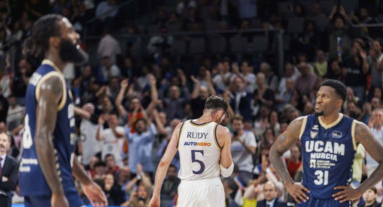 Howard Sant-Roos, Rudy Fernández y Dylan Ennis, durante el segundo partido de la serie.