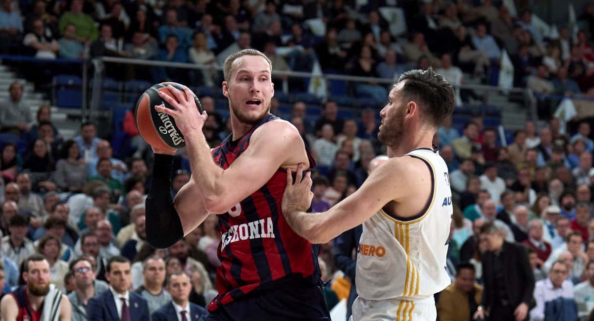 Tadas Sedekerskis durante los playoffs de la Euroliga con Baskonia.