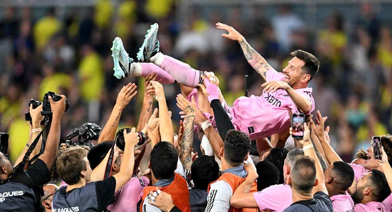 Messi, manteado por sus compañeros tras un partido del Inter de Miami.