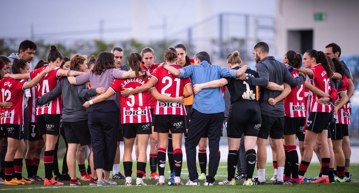Las jugadoras del Athletic después del partido contra el Real Madrid.