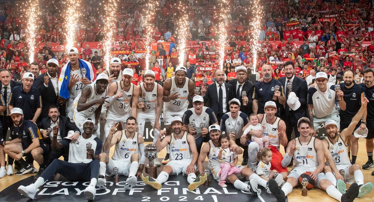 El equipo de baloncesto del Real Madrid celebrando ganar la Liga ante el UCAM Murcia /EFE