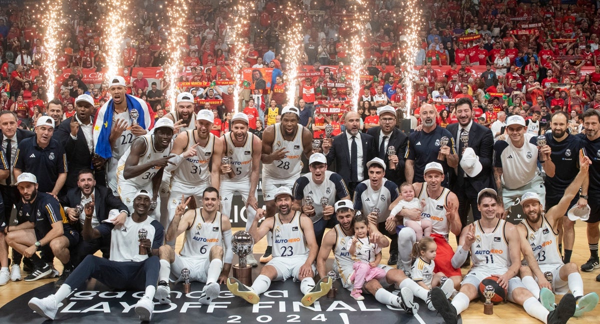 El equipo de baloncesto del Real Madrid celebrando ganar la Liga ante el UCAM Murcia