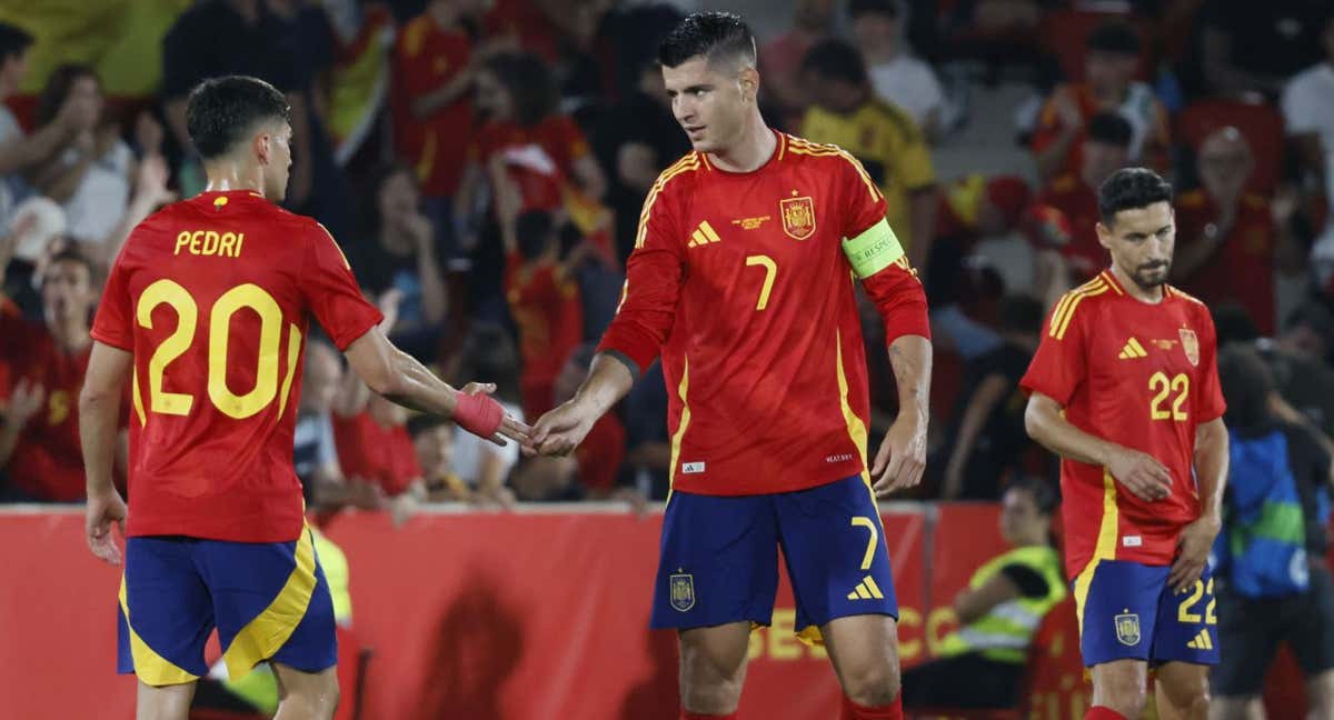 Morata saluda a Pedri durante el partido ante Irlanda del Norte. /EFE