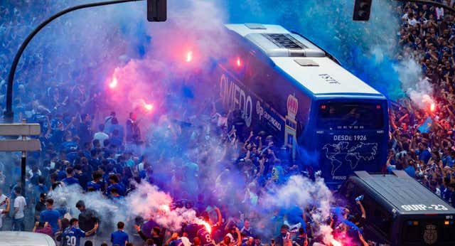 Recibimiento a las 4 de la mañana y un ‘pasito’: “Tener 21 años y ser del Oviedo es de locos”