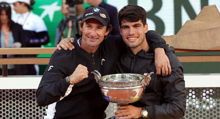 Juan Carlos Ferrero y Carlos Alcaraz se fotografían tras la conquista del título de Roland Garros.
