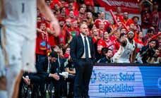 Un saludo con Florentino y una celebración «sencilla» como colofón a la noche en la que Chus Mateo completó su palmarés