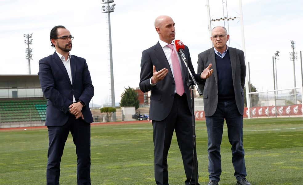 El entorno que se construyó Rubiales (con jugosos salarios) para jugar en las ligas mayores