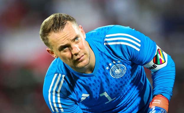Neuer con el brazalete 'One Love' durante la preparación para el Mundial.  AFP