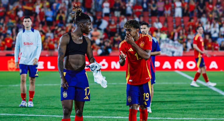 Nico Williams y Lamine Yamal conversan tras un partido.