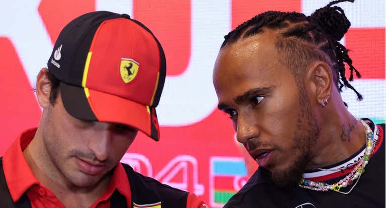 Carlos Sainz y Lewis Hamilton, cuchicheando en sala de prensa.