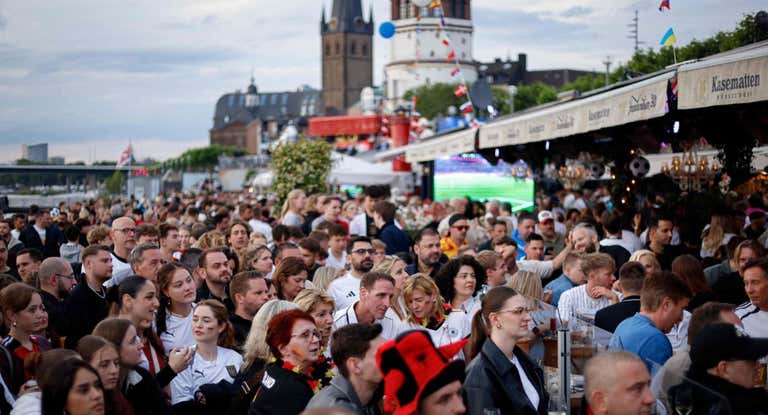 Düsseldorf durante el partido inaugural de Múnich.